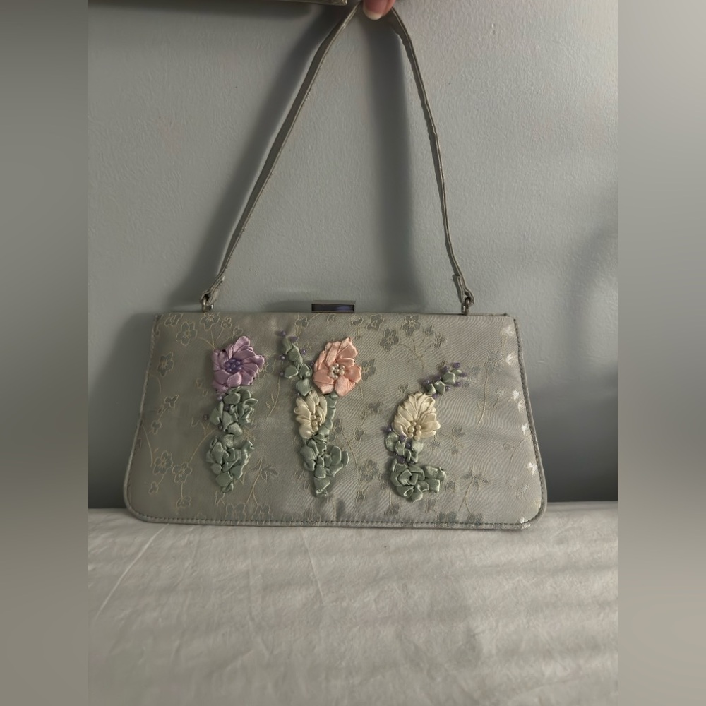 Ohh! Ashley Vintage Hand Bag
Floral Embroidered Gray and Pink